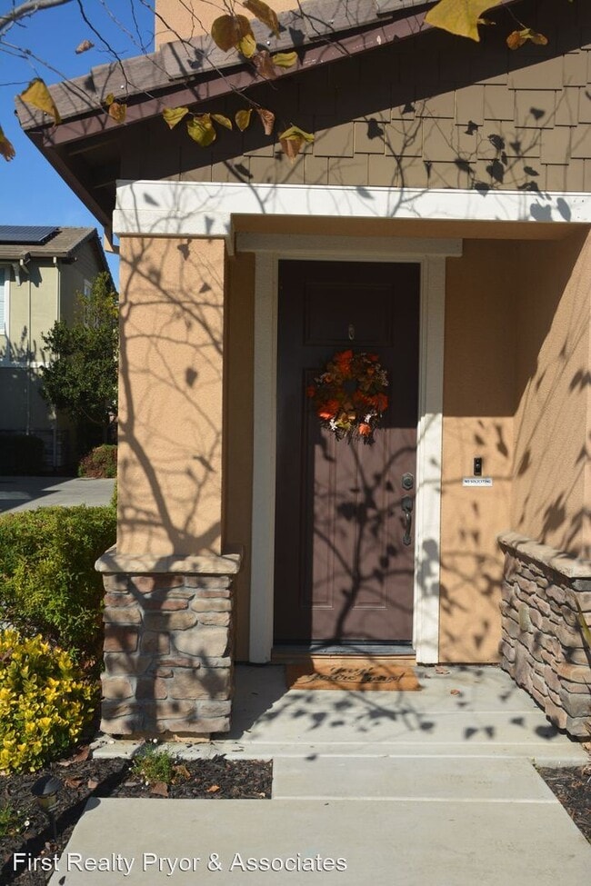 Building Photo - 3 br, 2.5 bath House - 321 Macarthur Way
