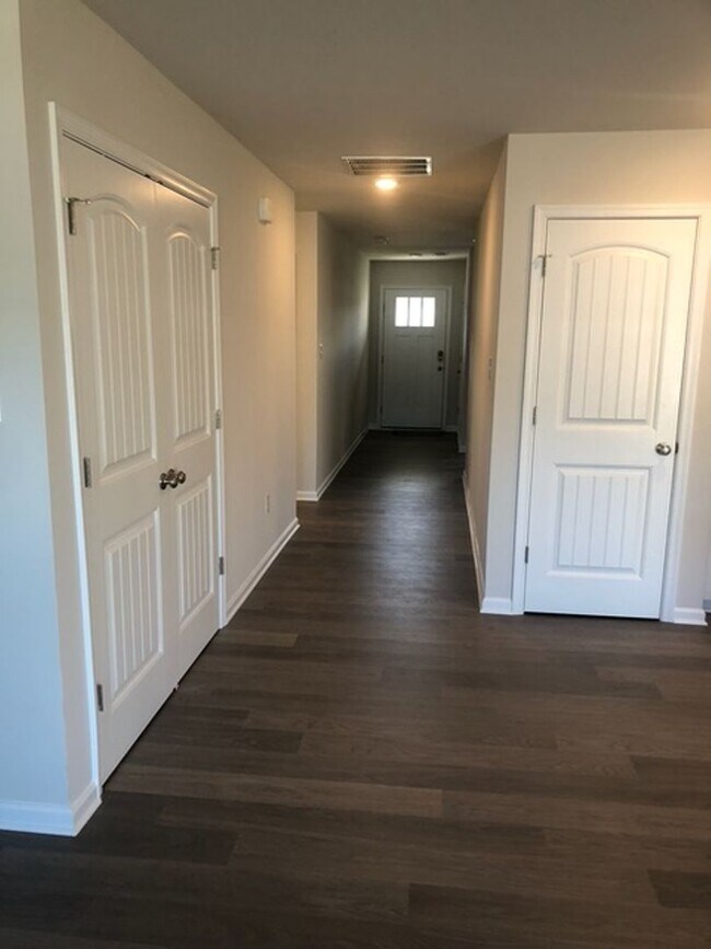 Building Photo - 4 Bedroom Home in desired community with pool.