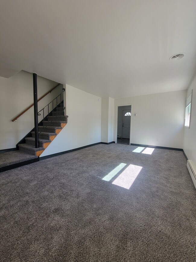 Building Photo - 702 8th Ave N