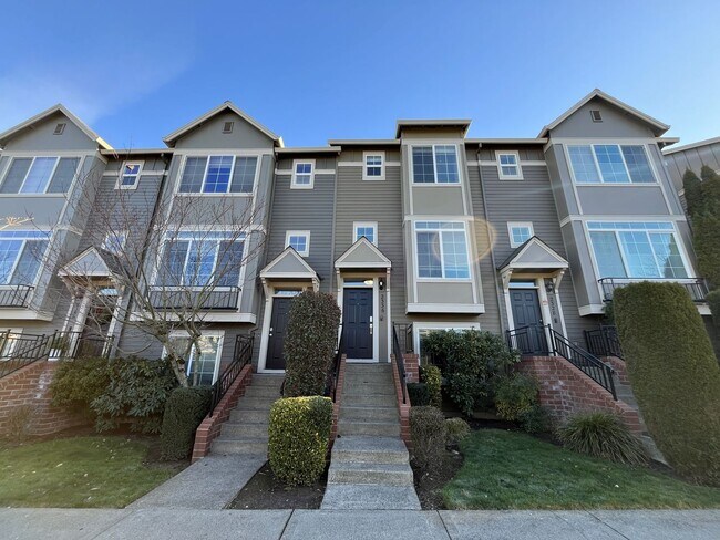 Foto del edificio - Bright 3-Level Townhome with Open-Concept Living, Built-In Fireplace & Modern Kitchen