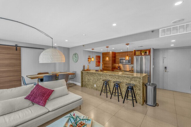 Foto del edificio - 7601 E Treasure Dr