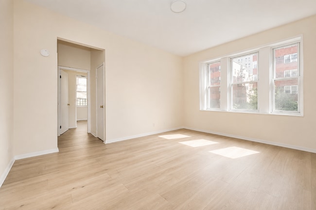 Building Photo - 302 W 98th St