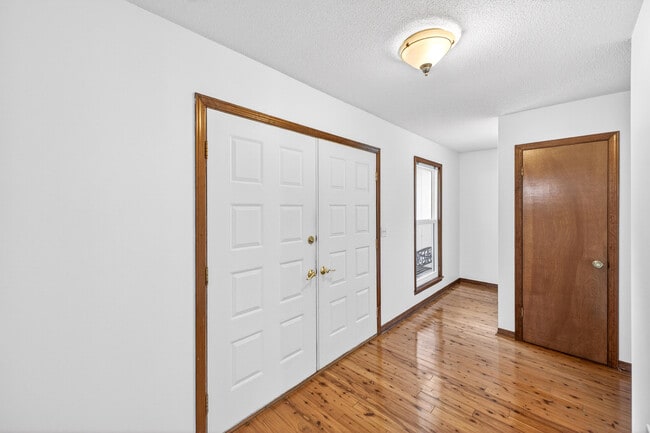 Building Photo - 1140 Troon Dr E