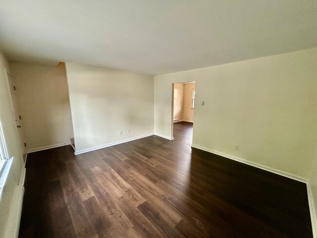 Building Photo - 190 Macey Ave