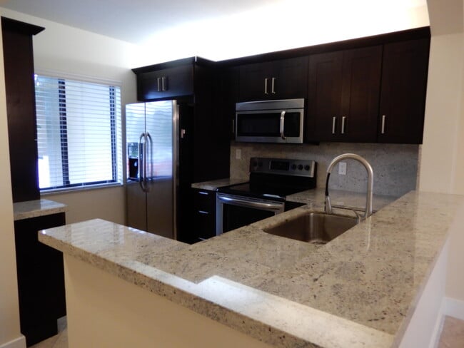 Building Photo - 6585 Somerset Dr