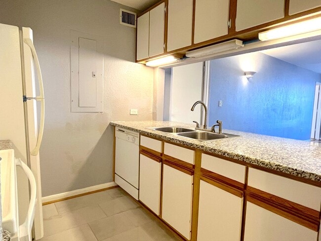 Building Photo - AUGUST 2026 MOVE IN! Spacious 4 Bedroom 4 Bathroom Condo Right on The Bus Route!