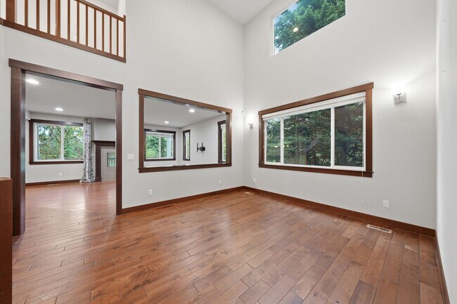 Foto del edificio - Stunning Finn Hill Retreat — Space, Style & Privacy