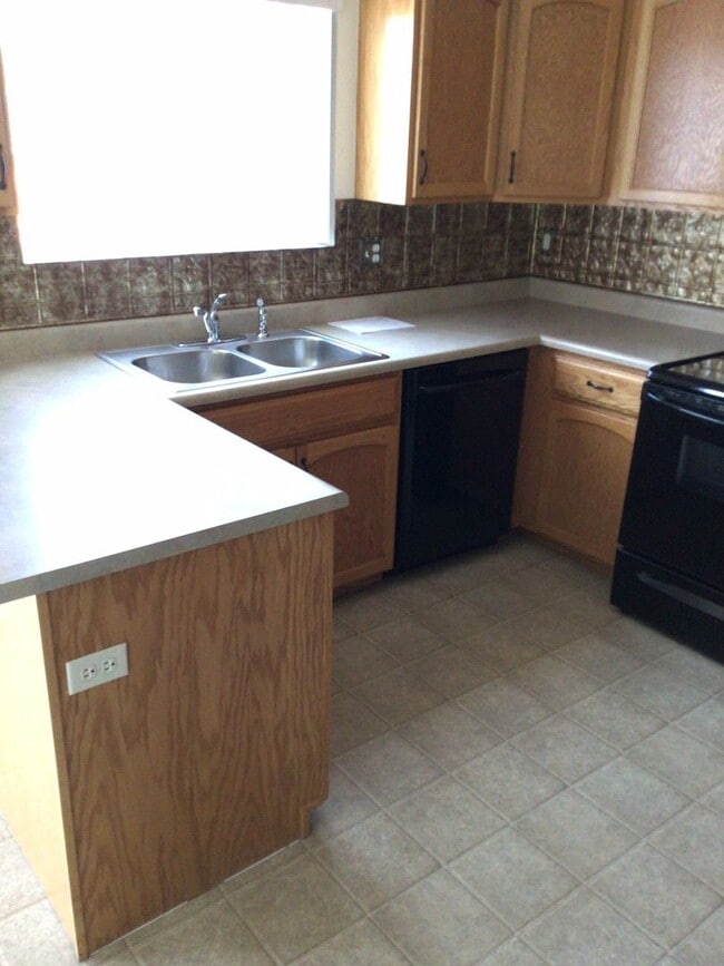 Building Photo - 1613 Summerset Dr