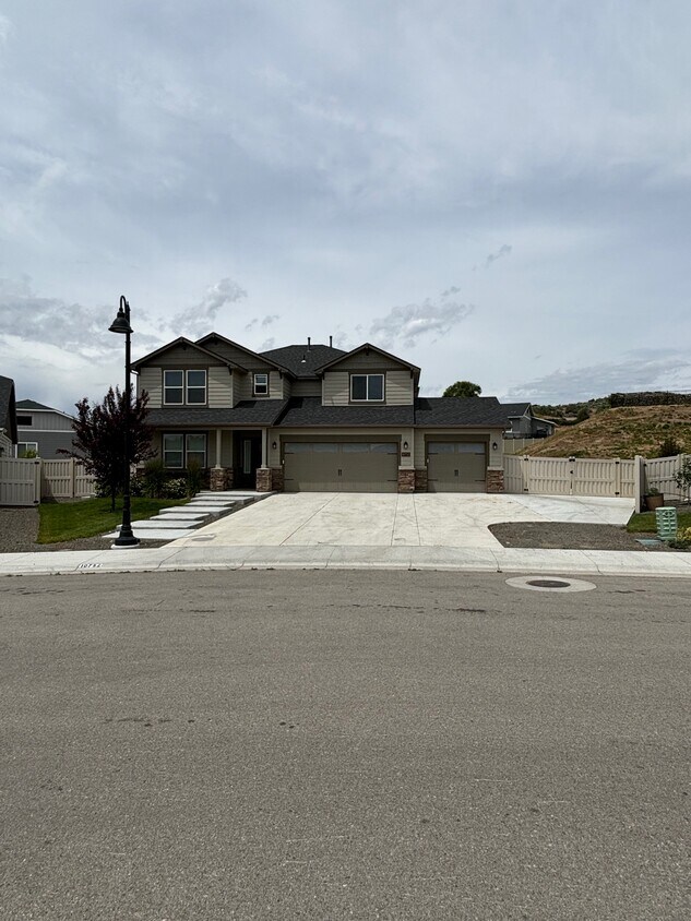 Primary Photo - 10752 W Daylily Ave
