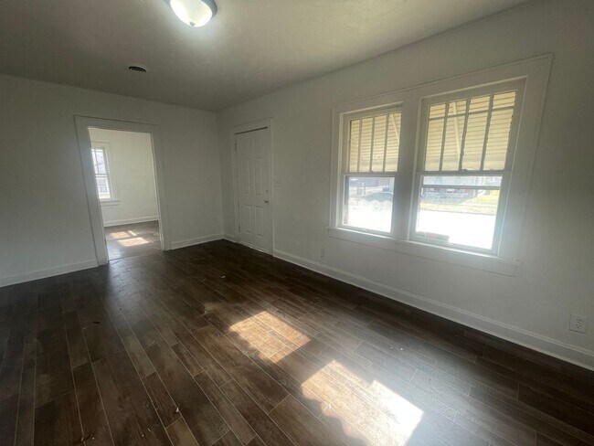 Building Photo - 2 bedroom 1 bath available now