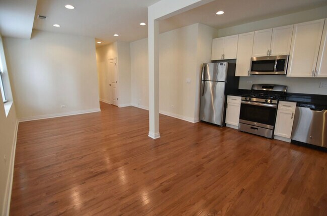 Building Photo - 3115 N Sheffield Ave