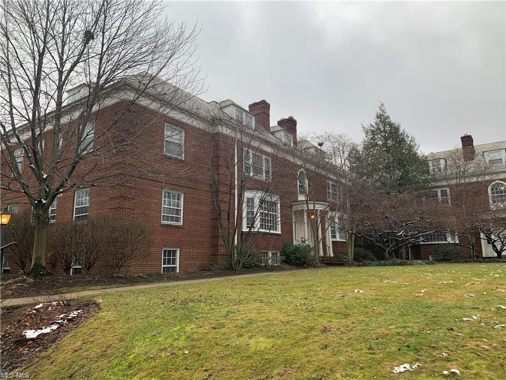 Foto principal - 15515 Van Aken Blvd