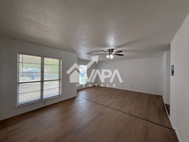 Foto del edificio - 7215 Hickory Grove Dr