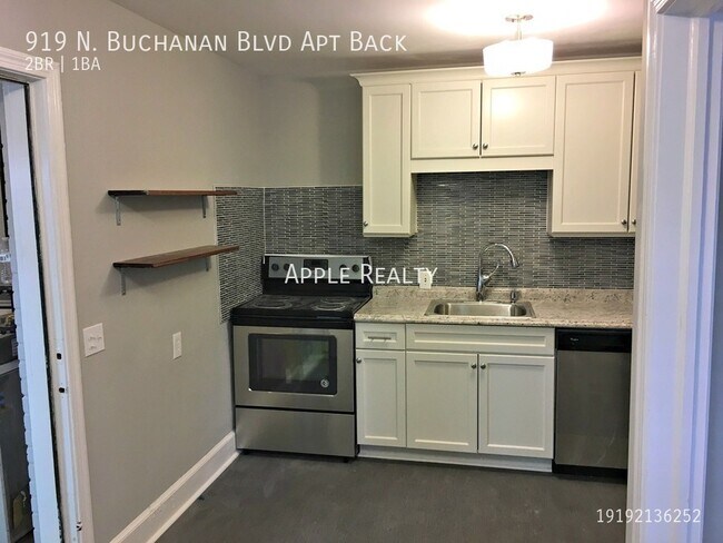 Foto del edificio - 919 N. Buchanan Blvd (Back) - Available mi...