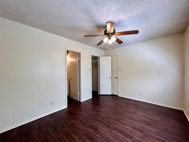 Foto del edificio - 9904 Hundred Oaks Cir