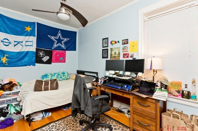 Photo - 4 bedroom in Chicago IL 60613 Apartment