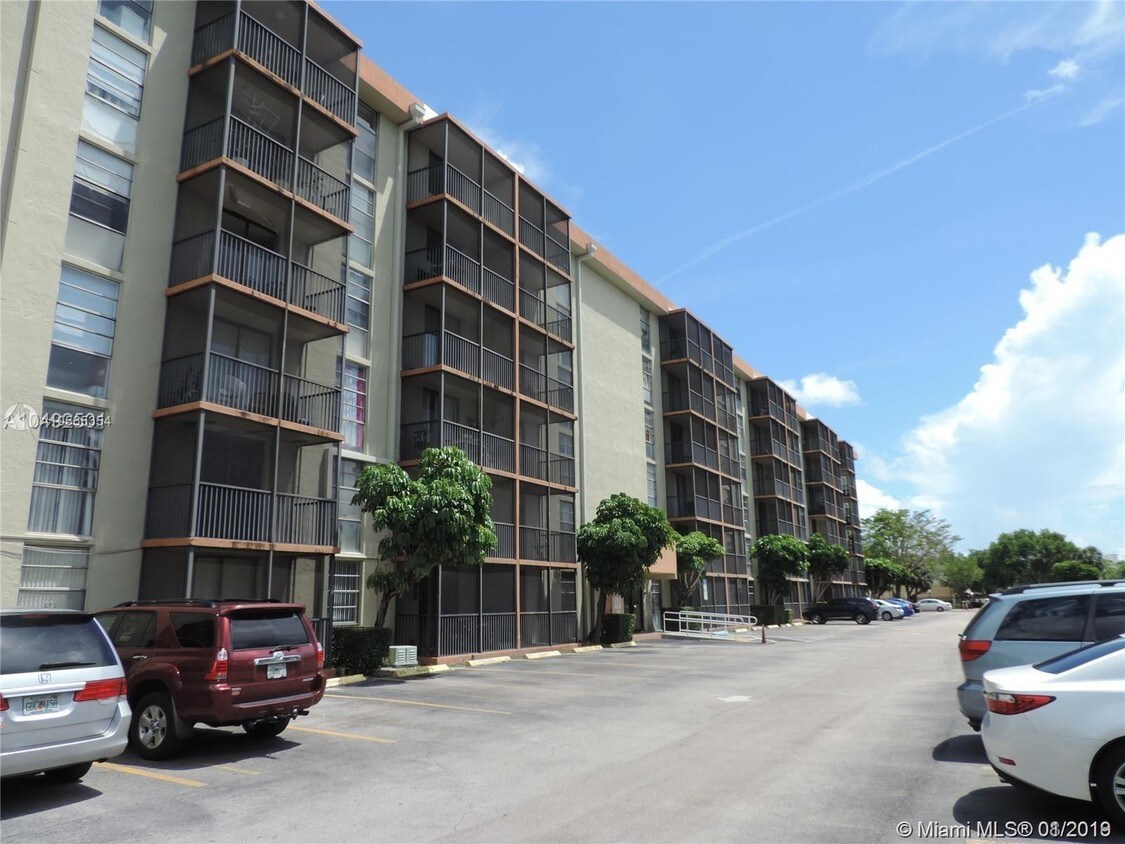 16950 W Dixie Hwy Unit 631, North Miami Beach, FL 33160 Condo for