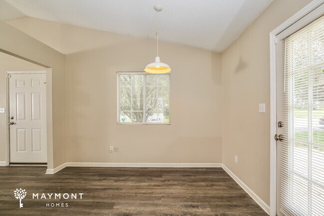 Building Photo - Charming 3 Bedroom
