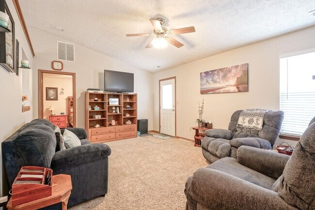 Foto del edificio - South side 3 Bedroom, 2 Bath Home, w/ 2 car attached garage