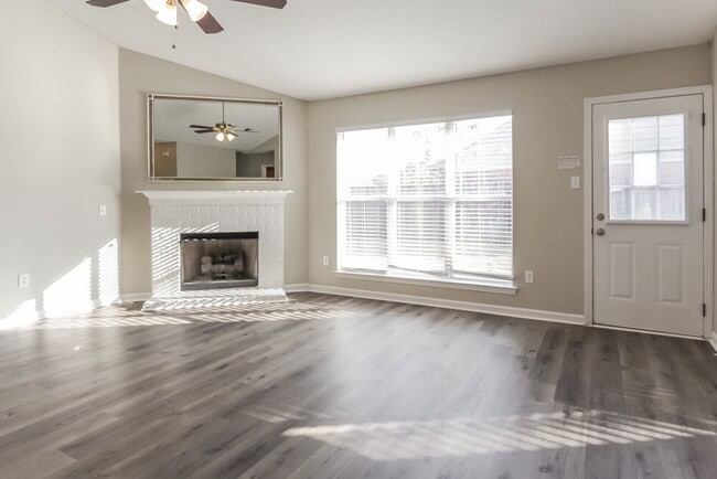 Building Photo - 10953 Oak Leaf Dr