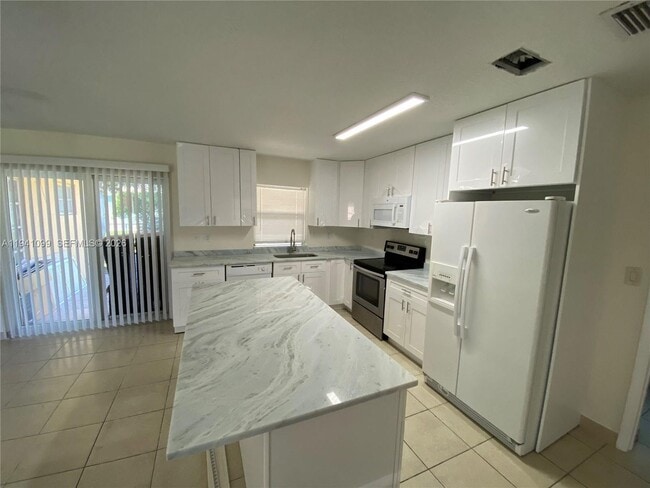 Photo - 851 SW 63rd Way House