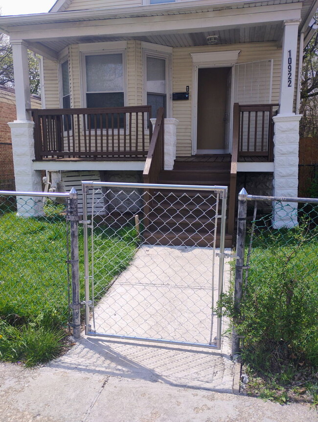 Building Photo - 10922 S Wentworth Ave