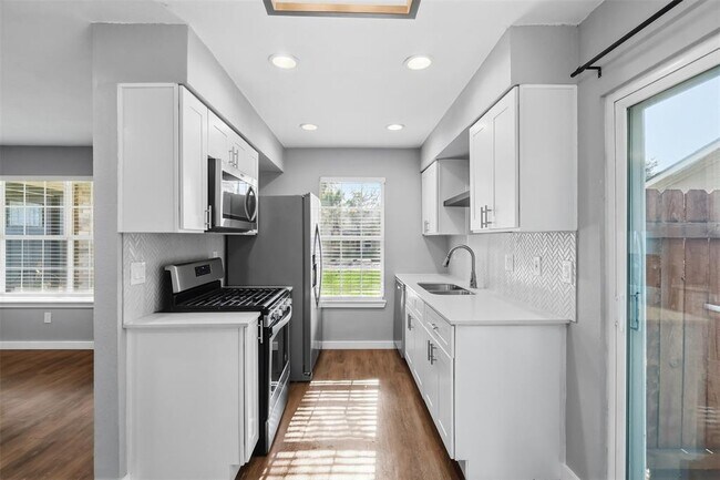 Foto del edificio - 6002 Tracy Lynn Ln