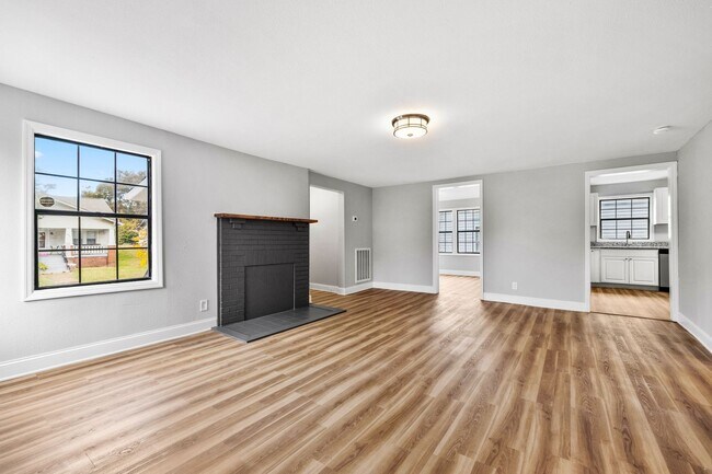 Building Photo - Newly Remodeled Duplex!