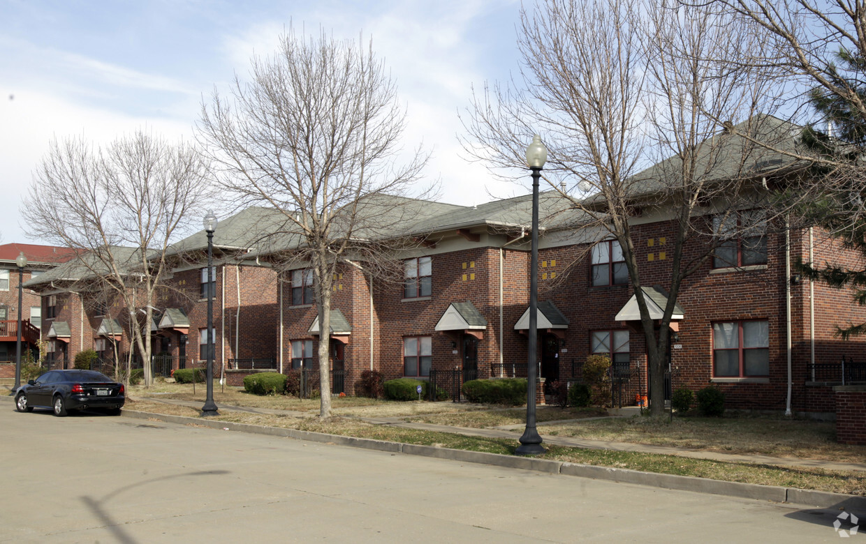 Evander Square Apartments. - Carr Square Apartments