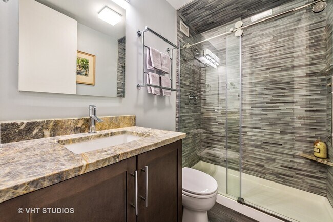 Foto del edificio - 2650 N Lakeview Ave