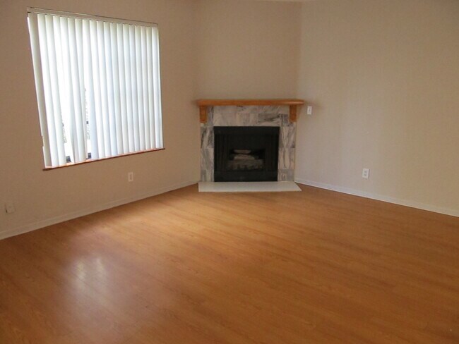 Building Photo - 422 S Palm Dr