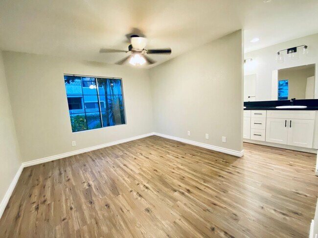 Foto del edificio - Beautifully remodeled spacious 1 Bedroom r...