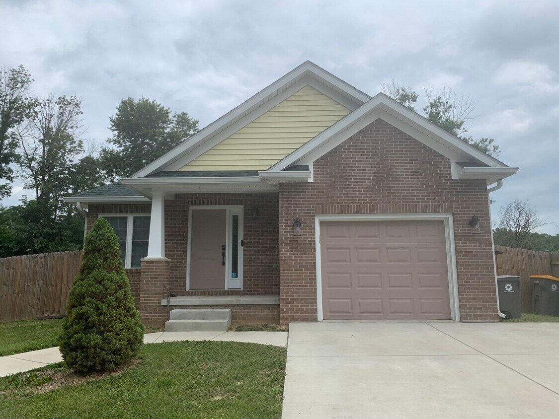 Primary Photo - Gorgeous 2 Bed/2 Bath home with a fenced i...