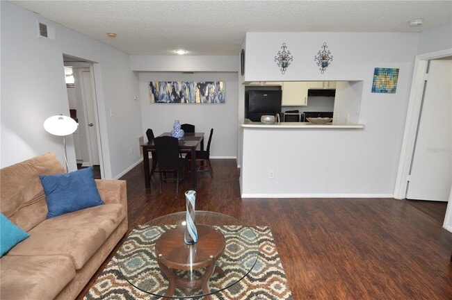 Foto del edificio - 8718 Mallard Reserve Dr