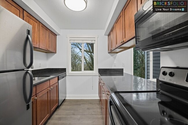 Foto del edificio - Nestled in the serene Eastgate neighborhood, Bellevue!