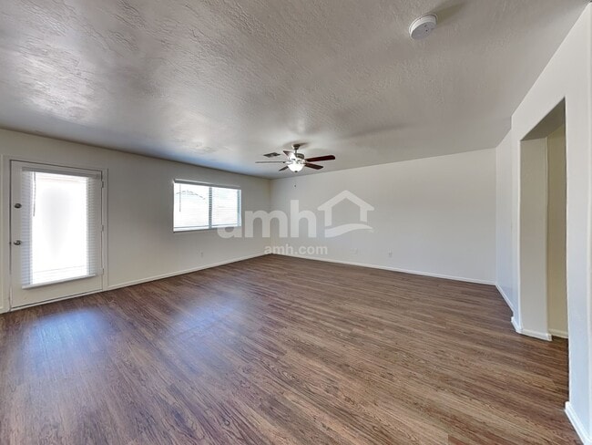 Building Photo - 446 E Kelsi Ave