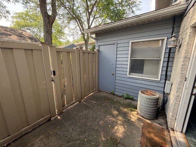 Building Photo - 2 Bedroom 1.5 Bathroom Townhouse