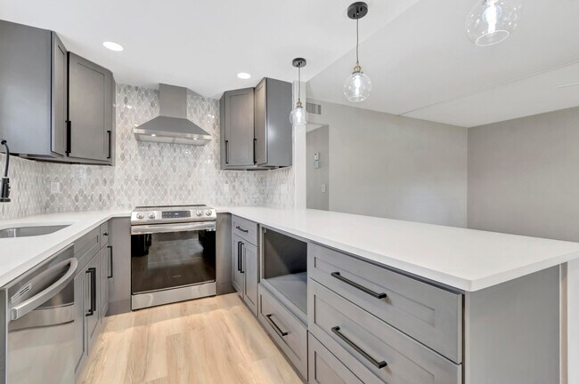 Building Photo - 484 Saxony Dr