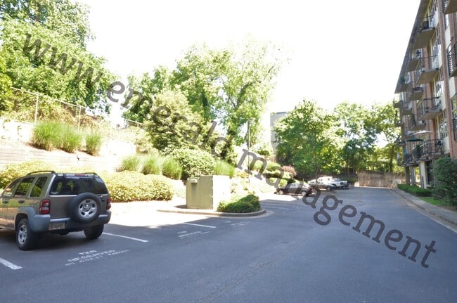 Foto del edificio - 640 Glen Iris Dr NE