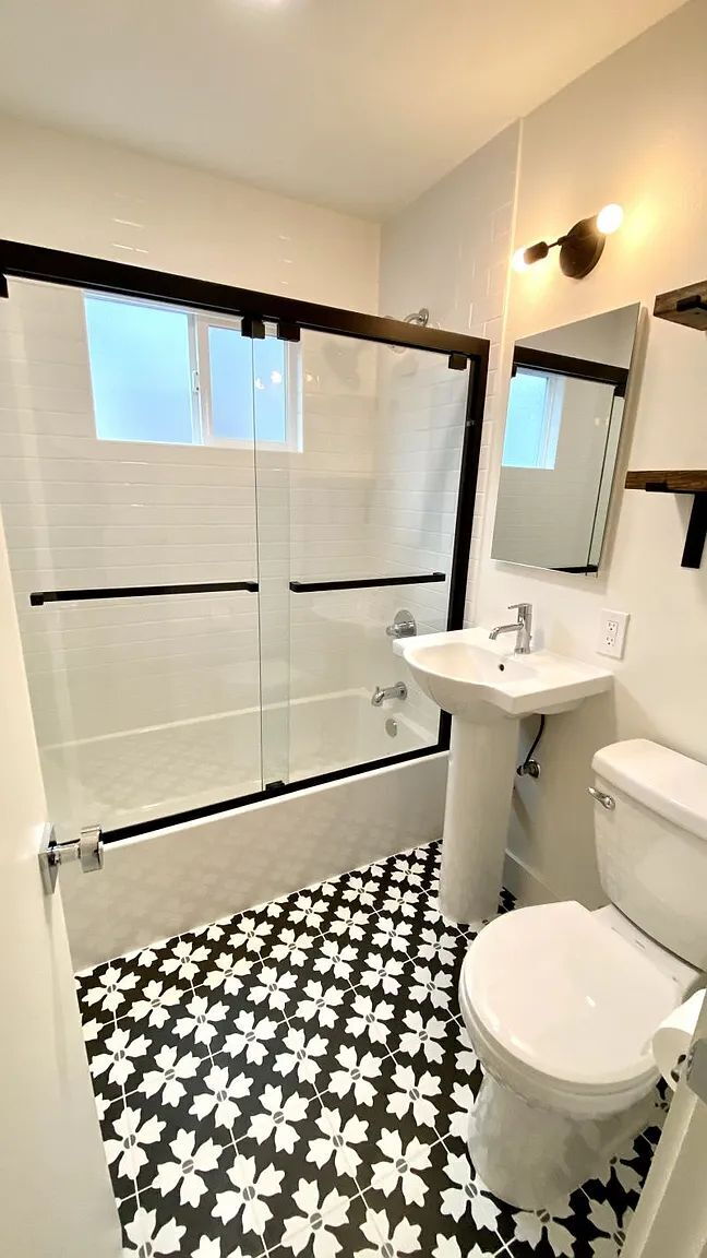 Building Photo - Small home with great room style.