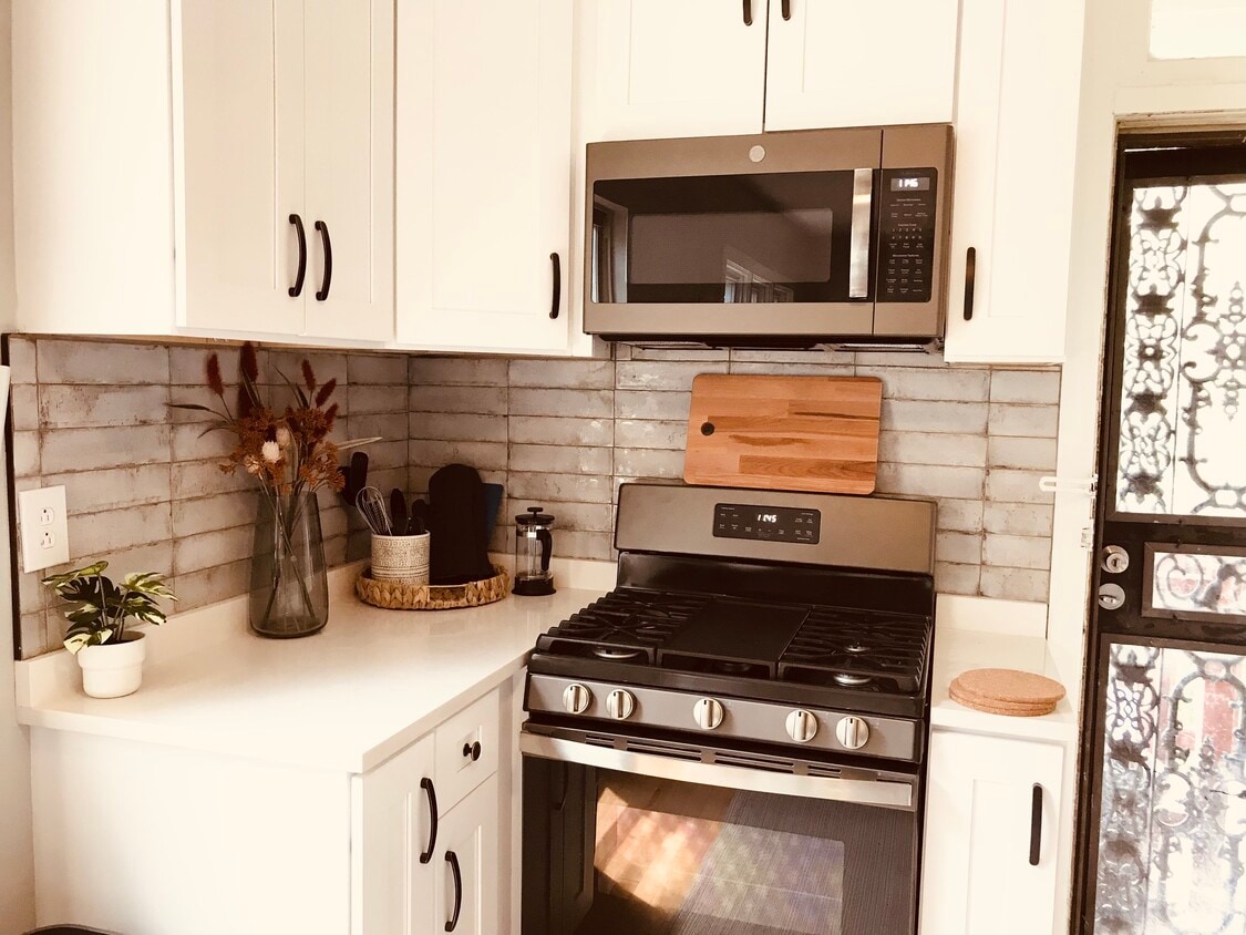 Beautiful 2 bed - 7140 S Eberhart Ave