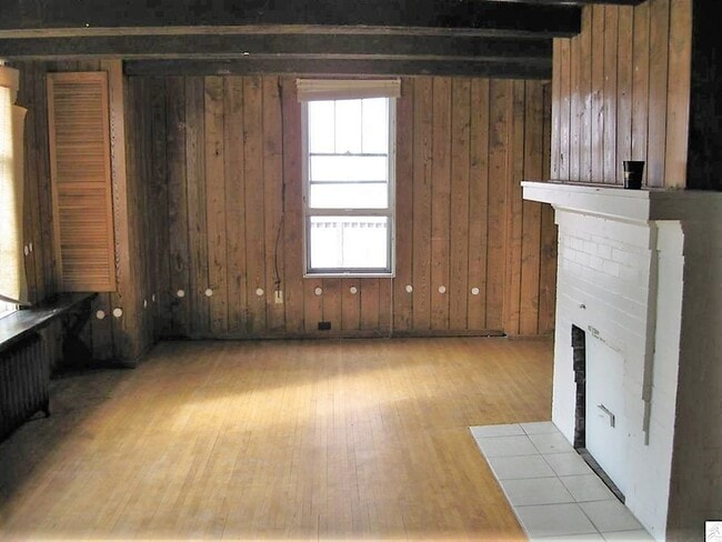 Building Photo - AVAILABLE JUNE - 6 Bed, 2 Bath Home Close to Campus!