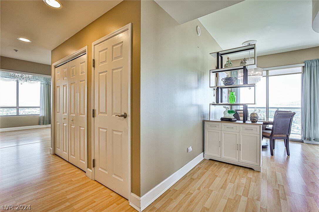 Primary Photo - 200 W Sahara Ave