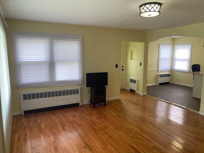 Foto del edificio - Terrific 4 Bed/1 Bath Home in Elmont!