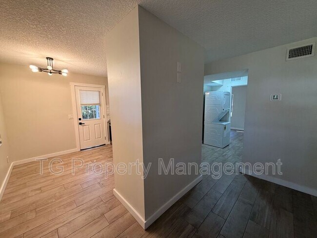 Foto del edificio - 1700 Main St