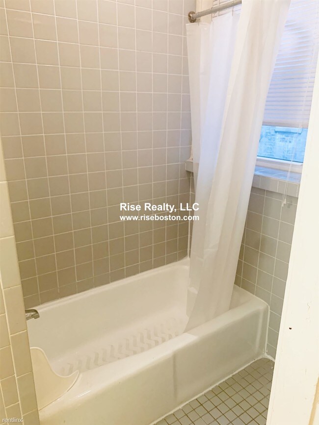 Foto del edificio - Studio, 1 bath  - 46 Westland Ave Apt 7A