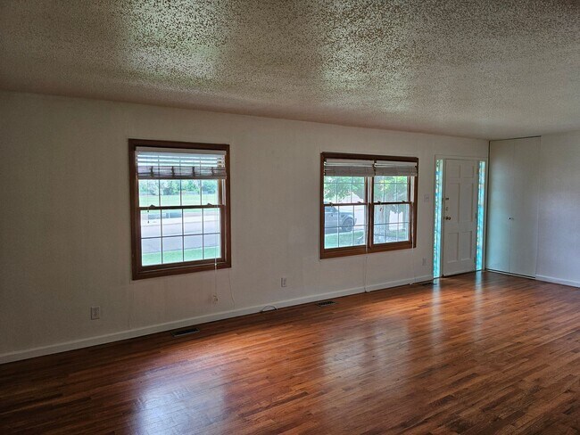 Building Photo - ALL PROSPECTIVE TENANTS MUST SUBMIT A $58 ...