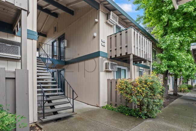 Building Photo - 1185 Meadow Ln