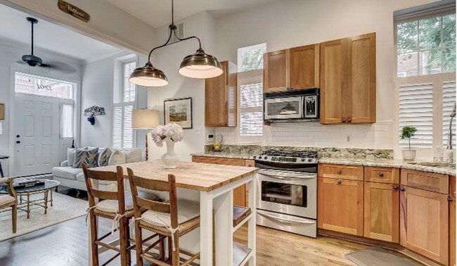 Foto del edificio - Updated 2-Bedroom Federal Hill Townhome wi...