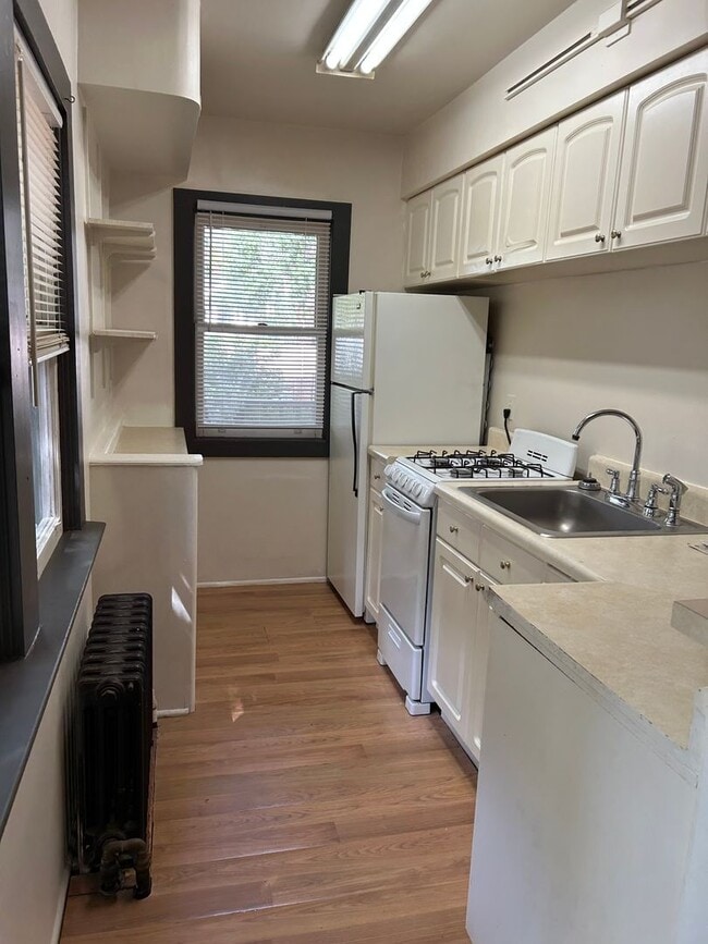 Building Photo - Cute One-Bedroom in Downtown Victorian wit...